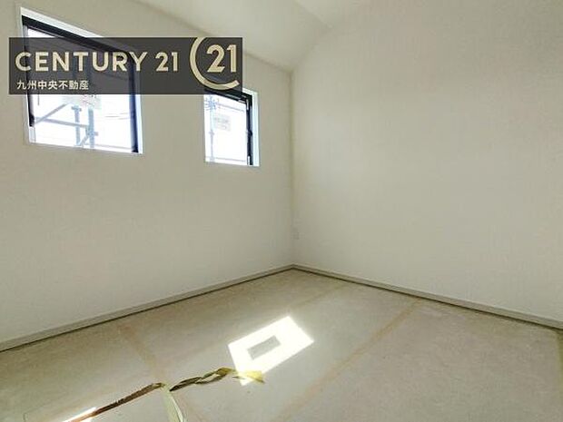 【洋室】2面採光を確保したお部屋。爽やかな風を感じて起きる朝は、快適生活の始まりに。