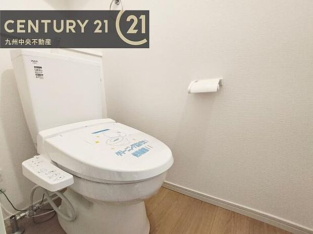 【トイレ】汚れてもサッとひと拭きでお手入れ簡単、エコ仕様の温水洗浄便座付きのトイレです。バリアフリーにも配慮しています。