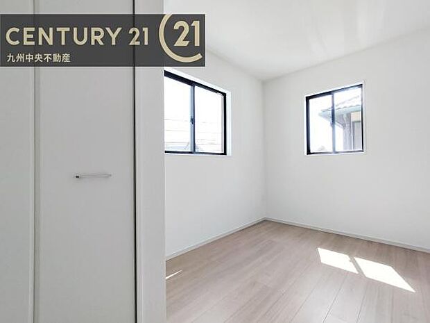 【洋室】2面採光を確保したお部屋。爽やかな風を感じて起きる朝は、快適生活の始まりに。