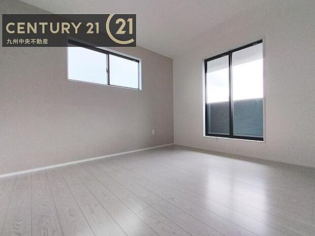 【洋室】開放的なバルコニーに面したお部屋。採光良好な快適空間です。
