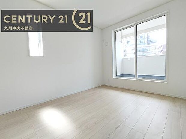 【洋室】開放的なバルコニーに面したお部屋。採光良好な快適空間です。