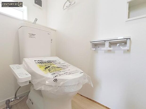 【トイレ】汚れてもサッとひと拭きでお手入れ簡単、エコ仕様の温水洗浄便座付きのトイレです。バリアフリーにも配慮しています。