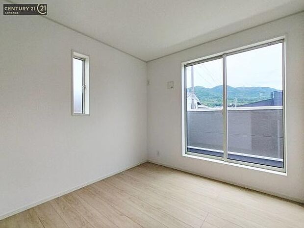 【洋室】開放的なバルコニーに面したお部屋。採光良好な快適空間です。