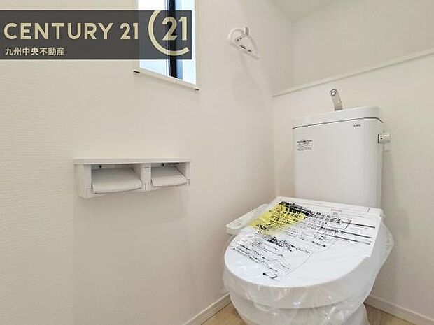 【トイレ】汚れてもサッとひと拭きでお手入れ簡単、エコ仕様の温水洗浄便座付きのトイレです。バリアフリーにも配慮しています。