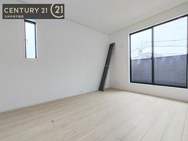【洋室】開放的なバルコニーに面したお部屋。採光良好な快適空間です。