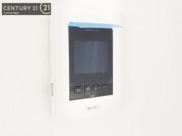 【ＴＶモニターホン】TVモニターホン付きの玄関は、訪問者の顔を見て、応答することができます。センサーライトで、夜の帰宅も明るく照らしてくれます。
