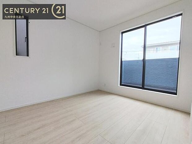 【洋室】開放的なバルコニーに面したお部屋。採光良好な快適空間です。