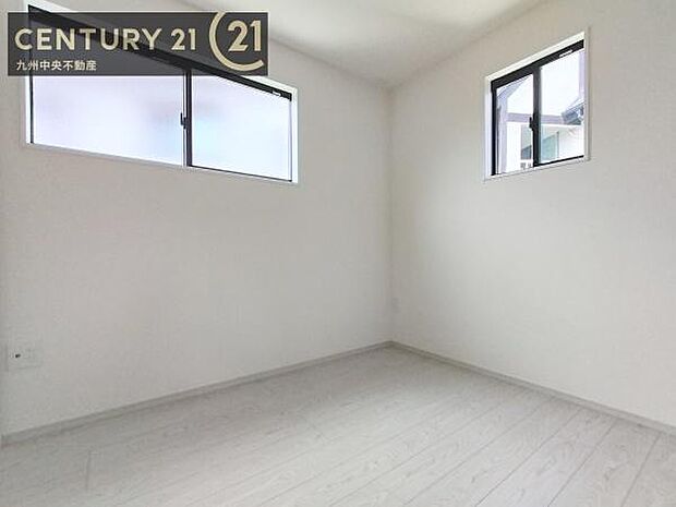 【洋室】2面採光を確保したお部屋。爽やかな風を感じて起きる朝は、快適生活の始まりに。