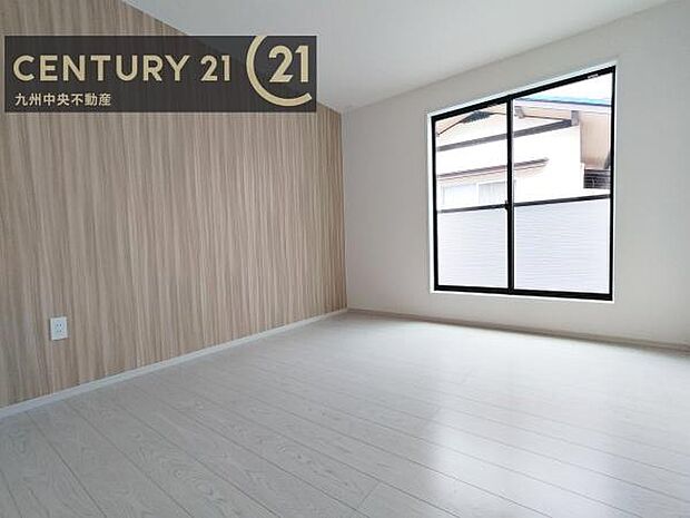 【洋室】開放的なバルコニーに面したお部屋。採光良好な快適空間です。