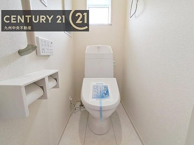 【トイレ】汚れてもサッとひと拭きでお手入れ簡単、エコ仕様の温水洗浄便座付きのトイレです。バリアフリーにも配慮しています。