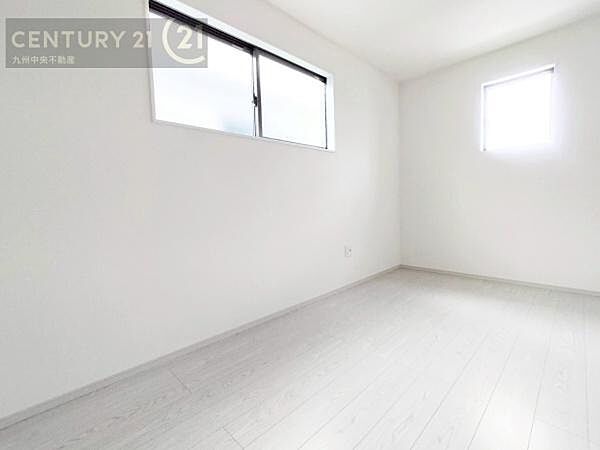 【子供部屋】学習机やベッドの配置がしやすい空間です。