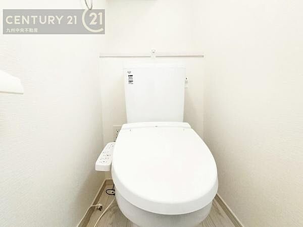 【トイレ】汚れてもサッとひと拭きでお手入れ簡単、エコ仕様の温水洗浄便座付きのトイレです。バリアフリーにも配慮しています。