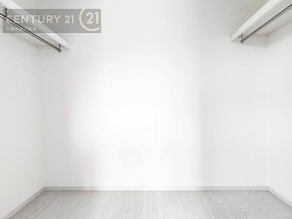 【ウォークインクローゼット】大型収納で片付け安心、生活にゆとりができ、お部屋もスッキリします。