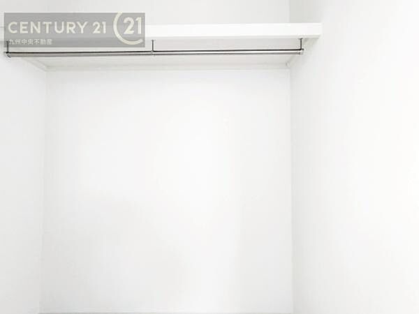 【ウォークインクローゼット】大型収納で片付け安心、生活にゆとりができ、お部屋もスッキリします。
