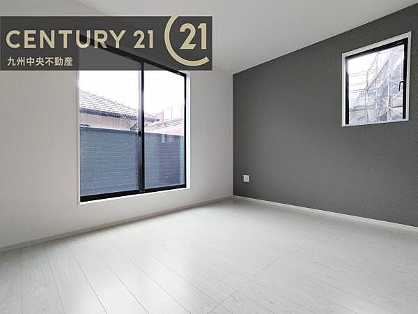 【洋室】開放的なバルコニーに面したお部屋。採光良好な快適空間です。
