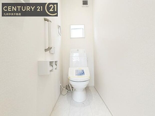 【トイレ】汚れてもサッとひと拭きでお手入れ簡単、エコ仕様の温水洗浄便座付きのトイレです。バリアフリーにも配慮しています。