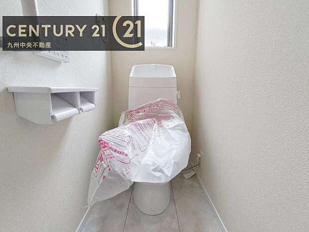 【トイレ】汚れてもサッとひと拭きでお手入れ簡単、エコ仕様の温水洗浄便座付きのトイレです。バリアフリーにも配慮しています。