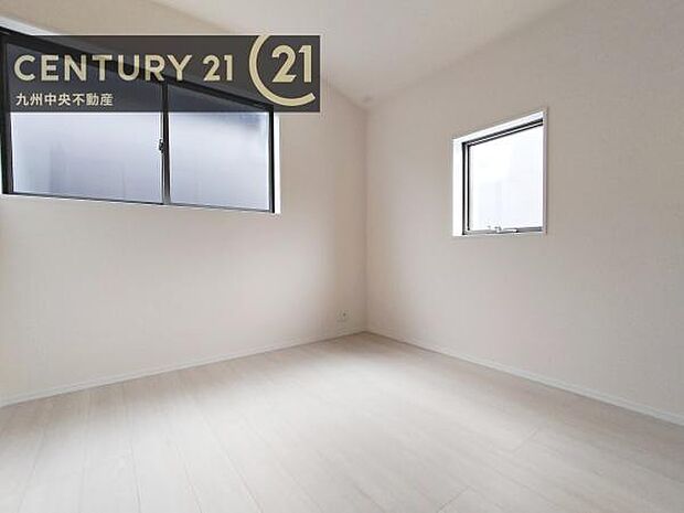 【洋室】2面採光を確保したお部屋。爽やかな風を感じて起きる朝は、快適生活の始まりに。