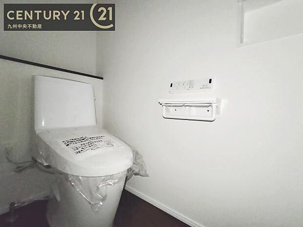【トイレ】汚れてもサッとひと拭きでお手入れ簡単、エコ仕様の温水洗浄便座付きのトイレです。バリアフリーにも配慮しています。
