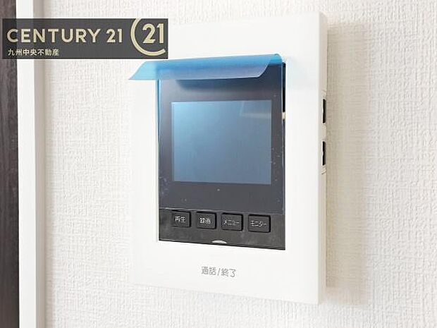 【TVモニターホン】TVモニターホン付きの玄関は、訪問者の顔を見て、応答することができます。センサーライトで、夜の帰宅も明るく照らしてくれます。