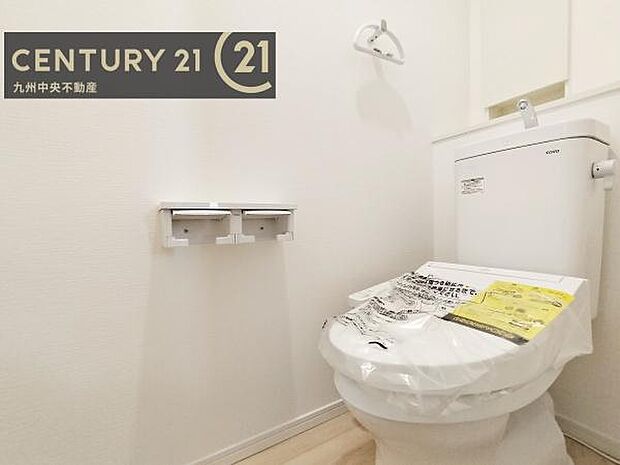 【トイレ】汚れてもサッとひと拭きでお手入れ簡単、エコ仕様の温水洗浄便座付きのトイレです。バリアフリーにも配慮しています。