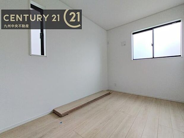 【洋室】2面採光を確保したお部屋。爽やかな風を感じて起きる朝は、快適生活の始まりに。