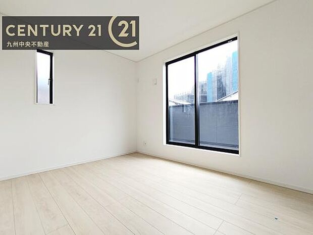 【洋室】開放的なバルコニーに面したお部屋。採光良好な快適空間です。