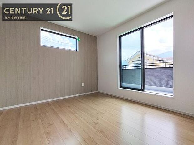 【洋室】開放的なバルコニーに面したお部屋。採光良好な快適空間です。