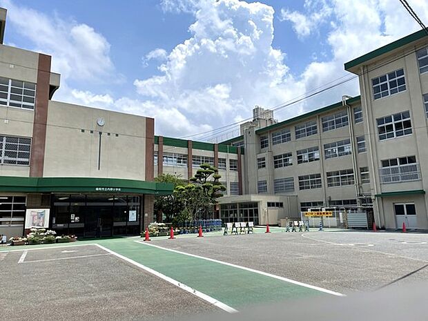 福岡市立内野小学校まで832m