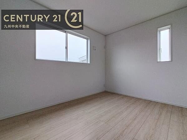 【洋室】2面採光を確保したお部屋。爽やかな風を感じて起きる朝は、快適生活の始まりに。