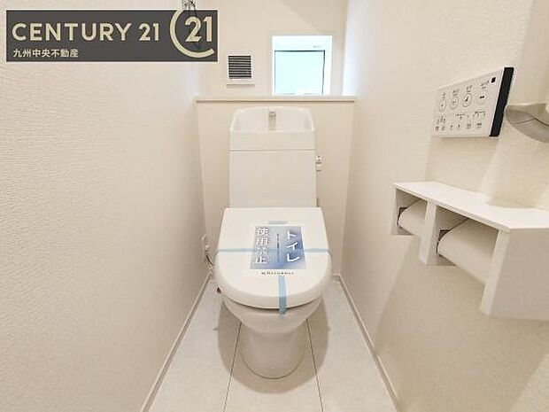 【トイレ】汚れてもサッとひと拭きでお手入れ簡単、エコ仕様の温水洗浄便座付きのトイレです。バリアフリーにも配慮しています。