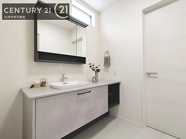 【洗面所】広々とした洗面スペースで朝時間も快適に。鏡の両サイドは、必要なものを取り出しやすく、大きな鏡面で朝の準備もスムーズに。
