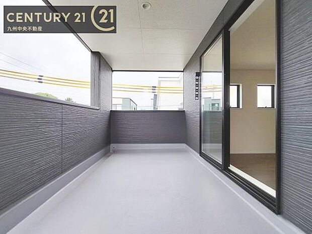 【バルコニー】広々バルコニー。日当たりも良く、洗濯物もよく乾きます。