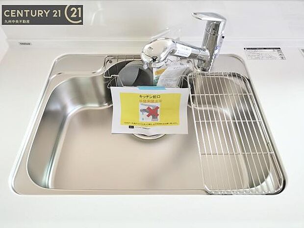 【キッチン】収納スペース・作業スペースが広いシステムキッチンは奥様にうれしいポイント。快適にお料理ができます。