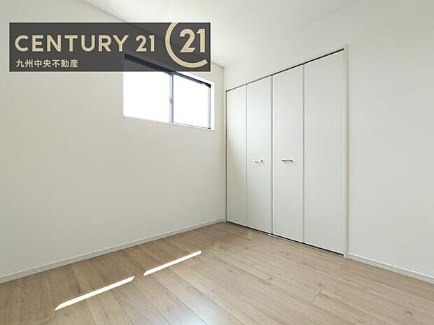 【洋室】2面採光を確保したお部屋。爽やかな風を感じて起きる朝は、快適生活の始まりに。