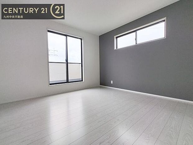 【洋室】開放的なバルコニーに面したお部屋。採光良好な快適空間です。