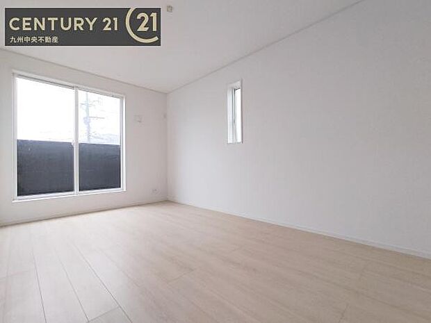 【洋室】開放的なバルコニーに面したお部屋。採光良好な快適空間です。