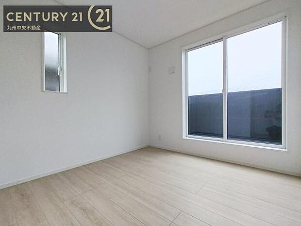 【洋室】開放的なバルコニーに面したお部屋。採光良好な快適空間です。