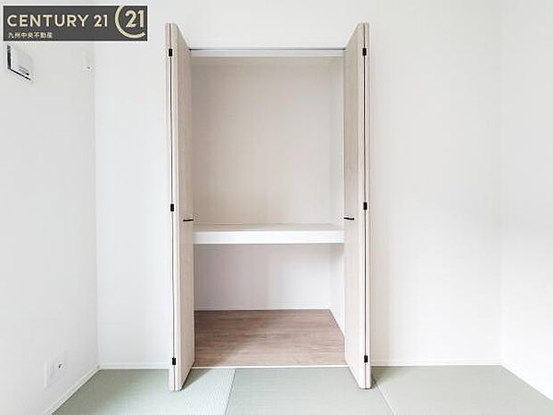 【押入】デッドスペースを作らず空間を無駄なく使うことのできる奥行きがあります。