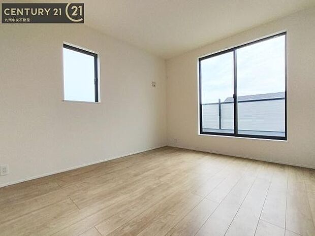 【洋室】開放的なバルコニーに面したお部屋。採光良好な快適空間です。