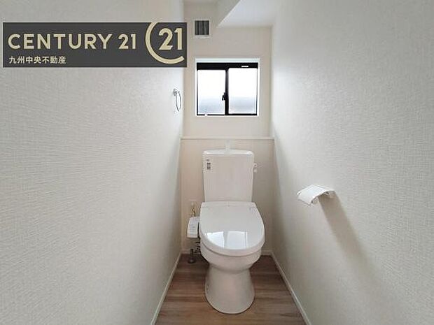 【トイレ】汚れてもサッとひと拭きでお手入れ簡単、エコ仕様の温水洗浄便座付きのトイレです。バリアフリーにも配慮しています。
