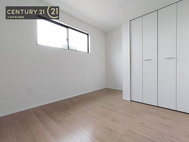 【子供部屋】学習机やベッドの配置がしやすい空間です。