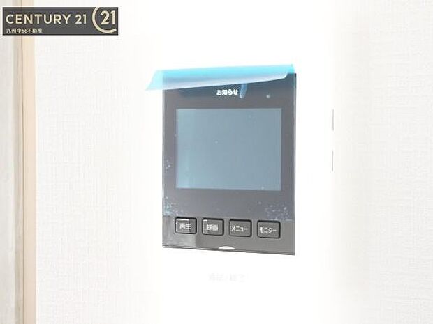 【TVモニターホン】TVモニターホン付きの玄関は、訪問者の顔を見て、応答することができます。センサーライトで、夜の帰宅も明るく照らしてくれます。