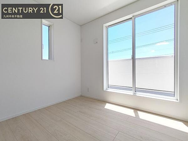 【洋室】開放的なバルコニーに面したお部屋。採光良好な快適空間です。
