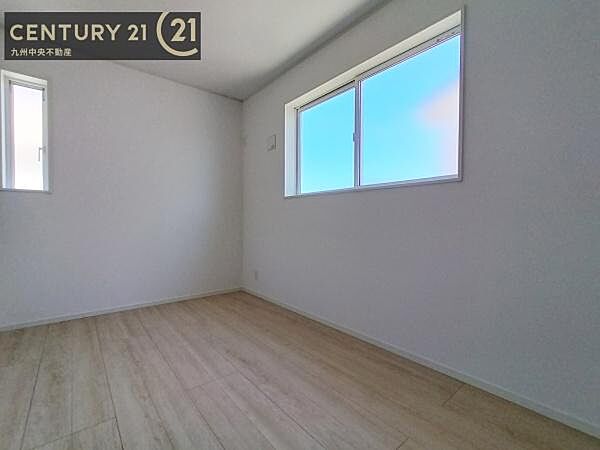 【洋室】2面採光を確保したお部屋。爽やかな風を感じて起きる朝は、快適生活の始まりに。