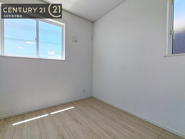 【洋室】2面採光を確保したお部屋。爽やかな風を感じて起きる朝は、快適生活の始まりに。