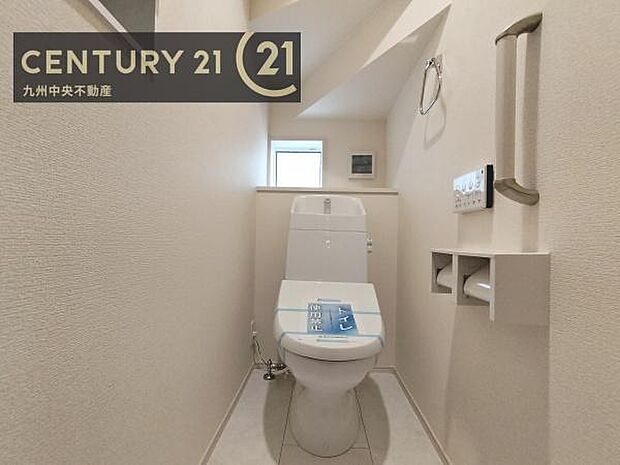 【トイレ】汚れてもサッとひと拭きでお手入れ簡単、エコ仕様の温水洗浄便座付きのトイレです。バリアフリーにも配慮しています。