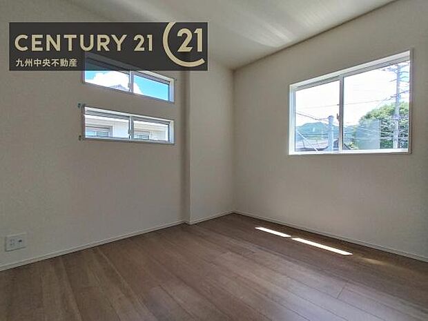【洋室】2面採光を確保したお部屋。爽やかな風を感じて起きる朝は、快適生活の始まりに。