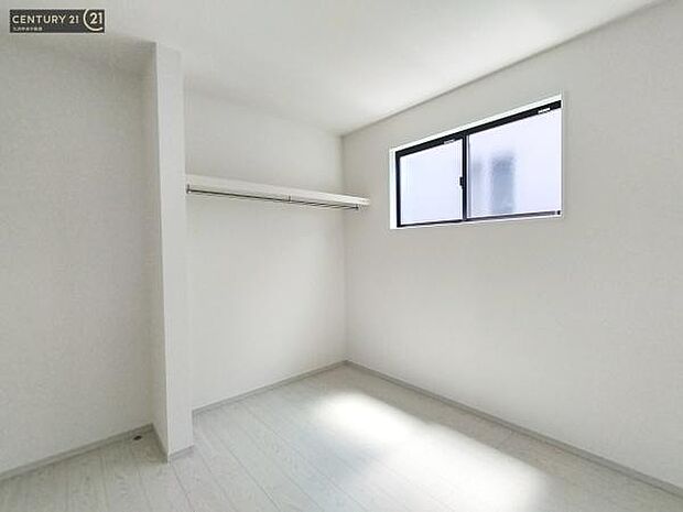 【子供部屋】学習机やベッドの配置がしやすい空間です。