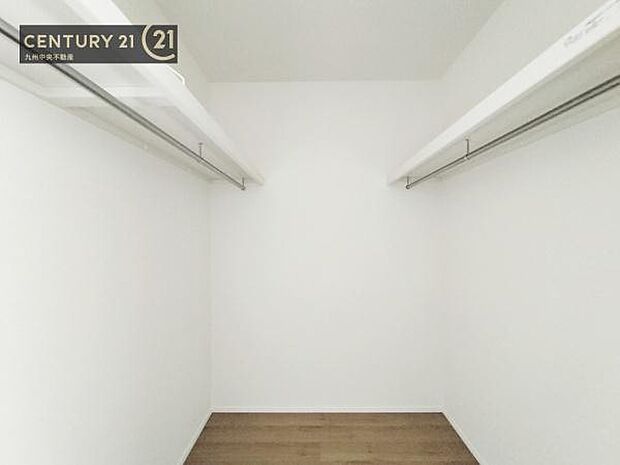 【ウォークインクローゼット】大型収納で片付け安心、生活にゆとりができ、お部屋もスッキリします。